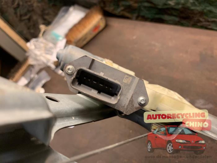 Mécanique vitre 4portes avant droite d'un Peugeot 3008 I (0U/HU) 1.6 16V THP 155 2011