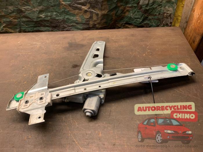 Mécanique vitre 4portes avant droite d'un Peugeot 3008 I (0U/HU) 1.6 16V THP 155 2011