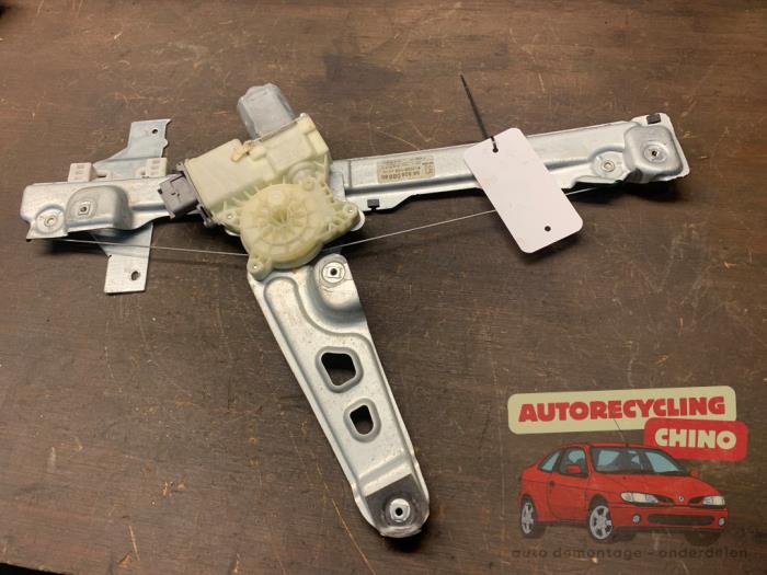 Mécanique vitre 4portes avant droite d'un Peugeot 3008 I (0U/HU) 1.6 16V THP 155 2011