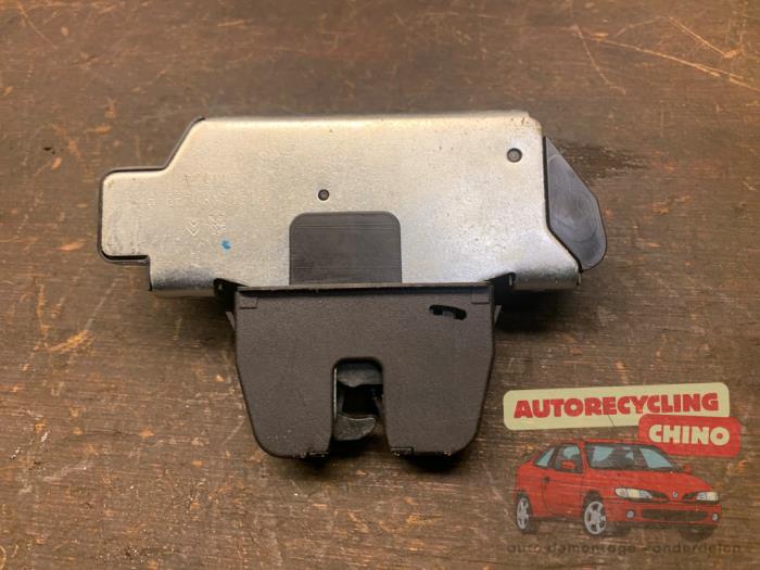 Serrure de coffre d'un Peugeot 3008 I (0U/HU) 1.6 16V THP 155 2011