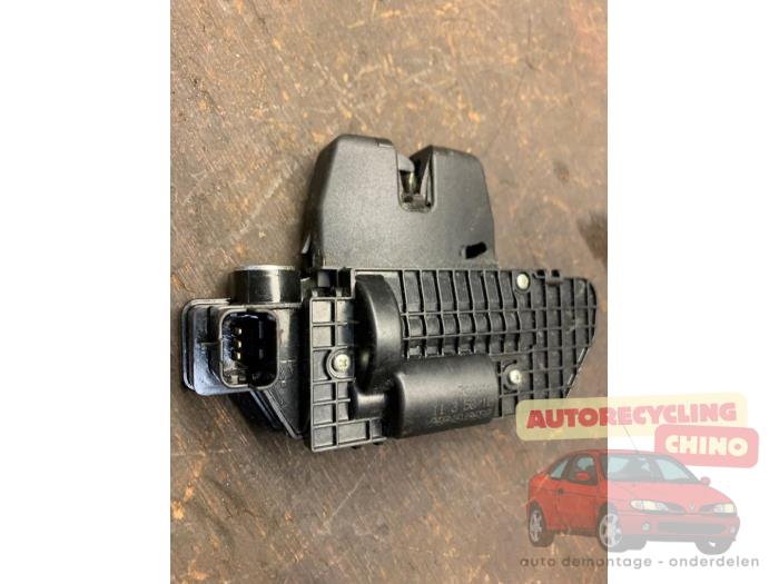 Serrure de coffre d'un Peugeot 3008 I (0U/HU) 1.6 16V THP 155 2011