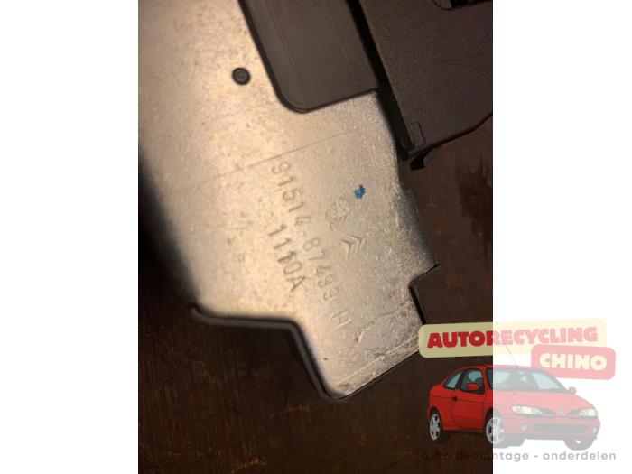 Serrure de coffre d'un Peugeot 3008 I (0U/HU) 1.6 16V THP 155 2011
