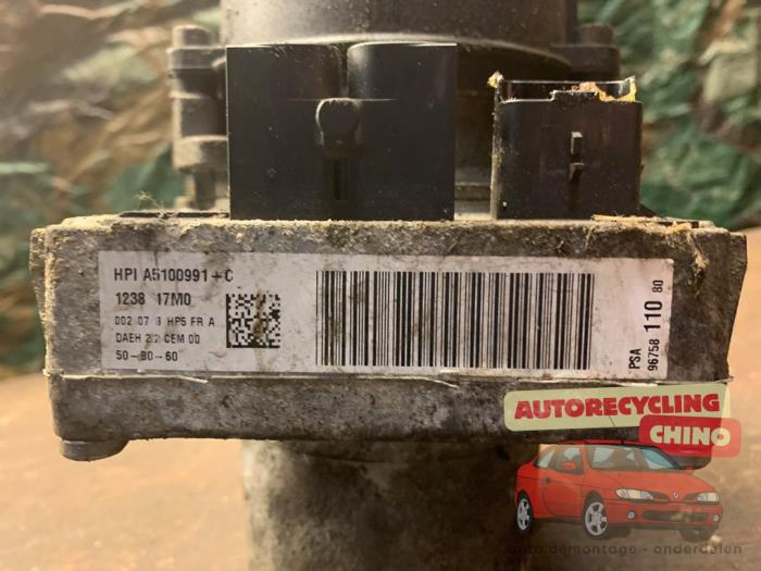 Pompe de direction d'un Peugeot 3008 I (0U/HU) 1.6 16V THP 155 2011