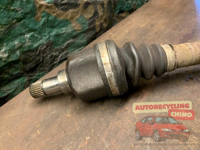 Arbre de transmission avant gauche d'un Peugeot 3008 I (0U/HU) 1.6 16V THP 155 2011