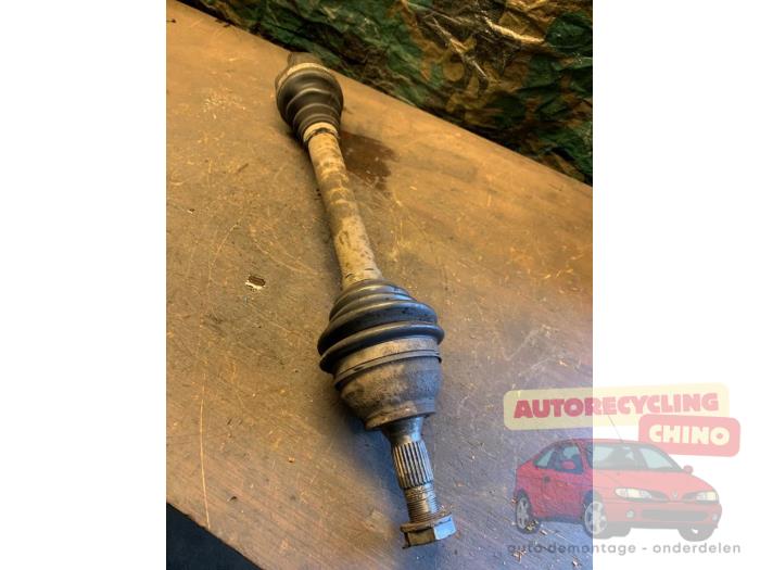 Arbre de transmission avant gauche d'un Peugeot 3008 I (0U/HU) 1.6 16V THP 155 2011