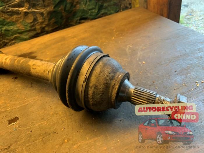 Arbre de transmission avant gauche d'un Peugeot 3008 I (0U/HU) 1.6 16V THP 155 2011
