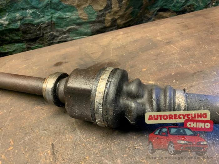 Arbre de transmission avant droit d'un Peugeot 3008 I (0U/HU) 1.6 16V THP 155 2011