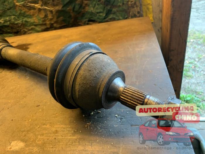 Arbre de transmission avant droit d'un Peugeot 3008 I (0U/HU) 1.6 16V THP 155 2011