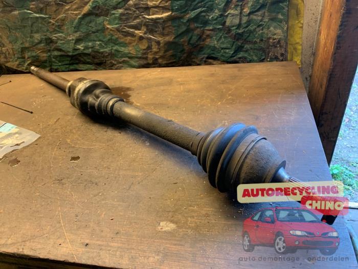Arbre de transmission avant droit d'un Peugeot 3008 I (0U/HU) 1.6 16V THP 155 2011