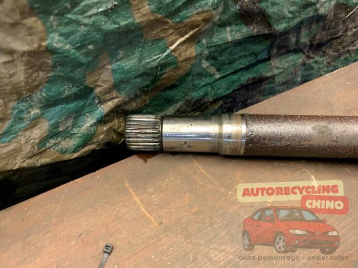 Arbre de transmission avant droit d'un Peugeot 3008 I (0U/HU) 1.6 16V THP 155 2011