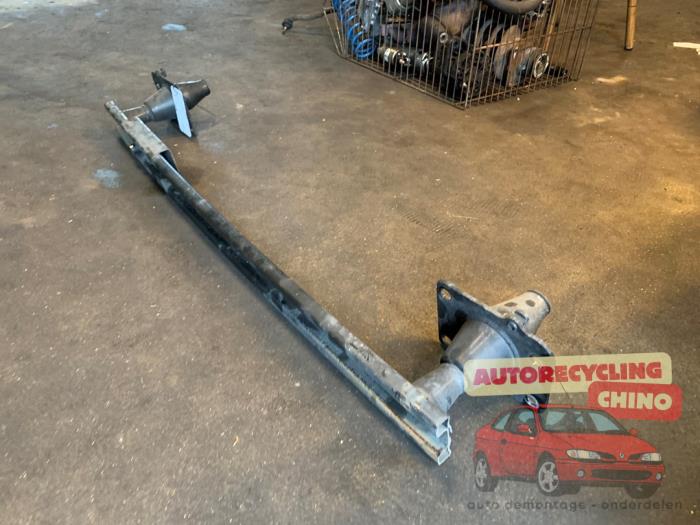 Barre châssis avant d'un Peugeot 3008 I (0U/HU) 1.6 16V THP 155 2011