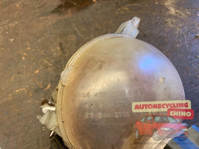 Vase d'expansion d'un Peugeot 3008 I (0U/HU) 1.6 16V THP 155 2011
