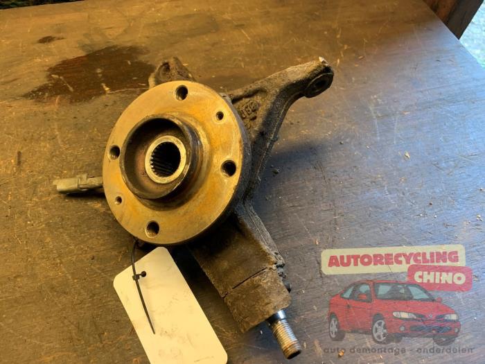 Joint avant gauche d'un Peugeot 3008 I (0U/HU) 1.6 16V THP 155 2011