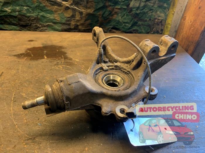 Joint avant gauche d'un Peugeot 3008 I (0U/HU) 1.6 16V THP 155 2011