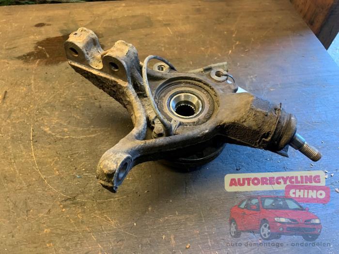 Joint avant gauche d'un Peugeot 3008 I (0U/HU) 1.6 16V THP 155 2011