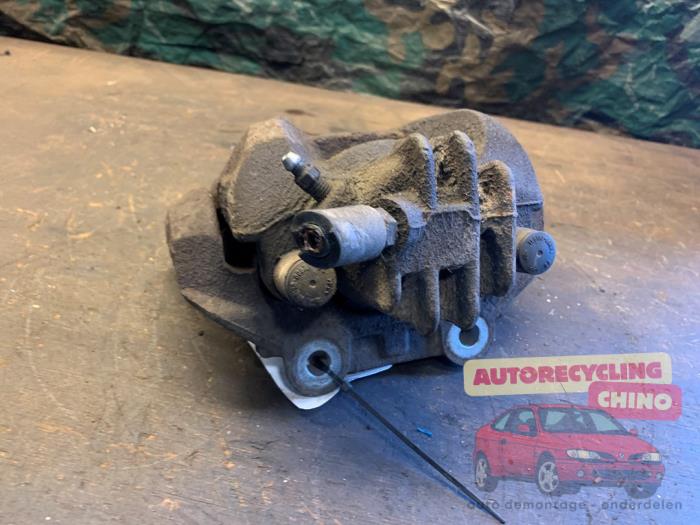 Etrier de frein avant gauche d'un Peugeot 3008 I (0U/HU) 1.6 16V THP 155 2011