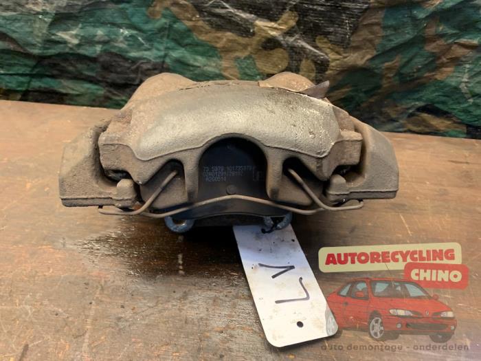 Etrier de frein avant gauche d'un Peugeot 3008 I (0U/HU) 1.6 16V THP 155 2011