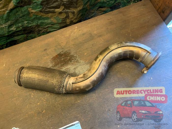Tube échappement avant d'un Peugeot 3008 I (0U/HU) 1.6 16V THP 155 2011