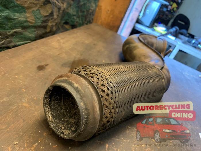 Tube échappement avant d'un Peugeot 3008 I (0U/HU) 1.6 16V THP 155 2011