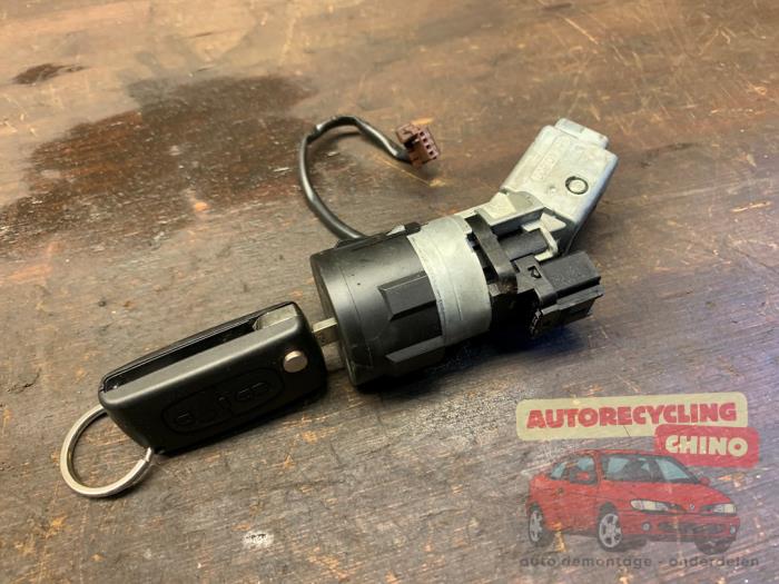 Serrure de contact + clé d'un Peugeot 3008 I (0U/HU) 1.6 16V THP 155 2011