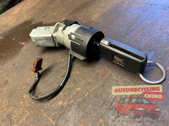 Serrure de contact + clé d'un Peugeot 3008 I (0U/HU) 1.6 16V THP 155 2011