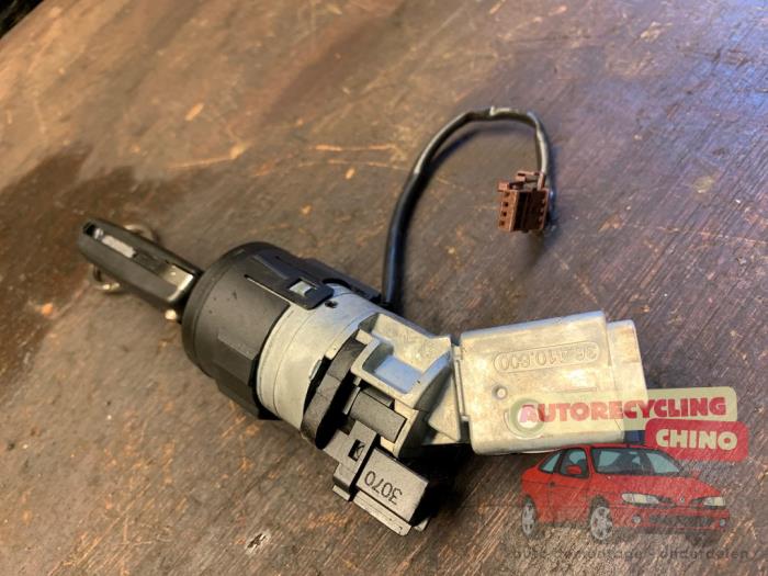 Serrure de contact + clé d'un Peugeot 3008 I (0U/HU) 1.6 16V THP 155 2011