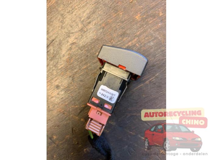 Bouton de warning d'un Peugeot 3008 I (0U/HU) 1.6 16V THP 155 2011