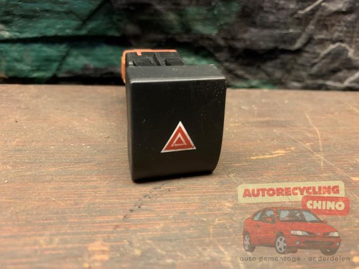 Bouton de warning d'un Peugeot 3008 I (0U/HU) 1.6 16V THP 155 2011