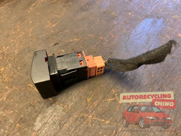 Bouton de warning d'un Peugeot 3008 I (0U/HU) 1.6 16V THP 155 2011