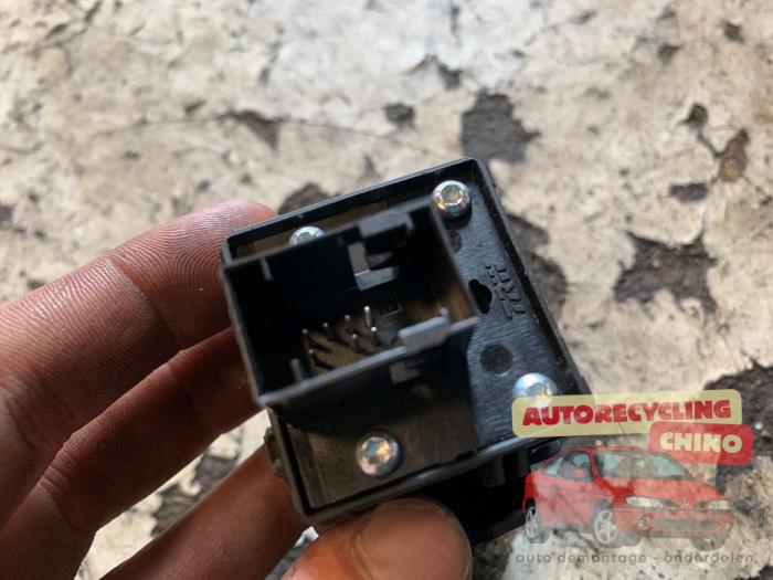 Commutateur frein à main d'un Peugeot 3008 I (0U/HU) 1.6 16V THP 155 2011