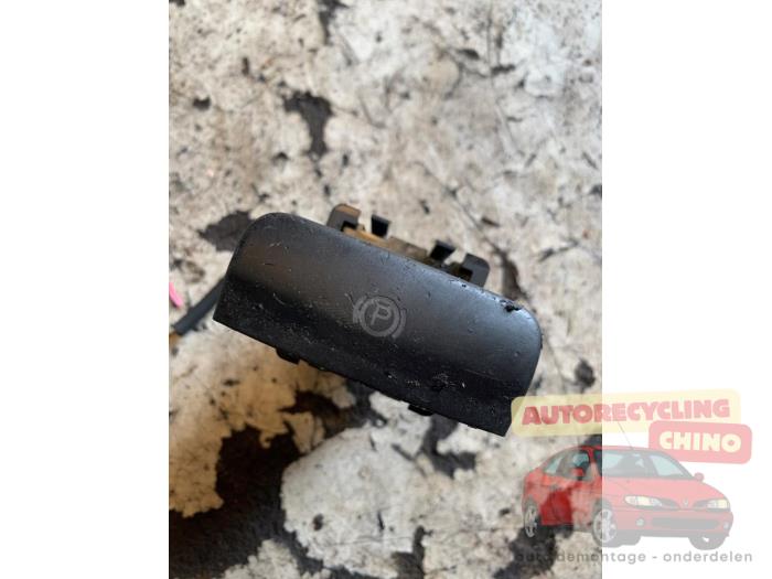 Commutateur frein à main d'un Peugeot 3008 I (0U/HU) 1.6 16V THP 155 2011