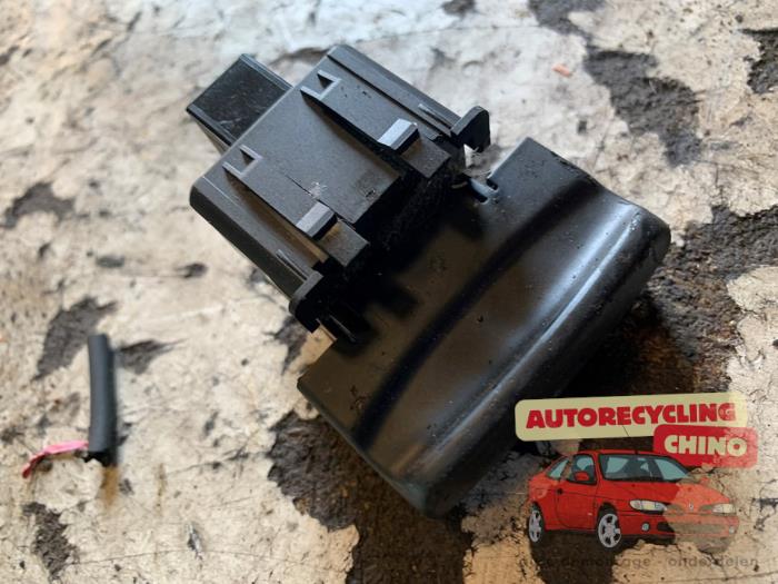 Commutateur frein à main d'un Peugeot 3008 I (0U/HU) 1.6 16V THP 155 2011