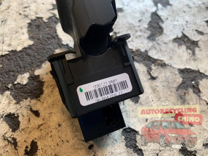 Commutateur frein à main d'un Peugeot 3008 I (0U/HU) 1.6 16V THP 155 2011