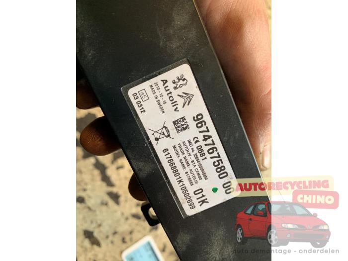 Antenne amplificateur d'un Peugeot 3008 I (0U/HU) 1.6 16V THP 155 2011
