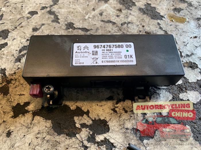 Antenne amplificateur d'un Peugeot 3008 I (0U/HU) 1.6 16V THP 155 2011