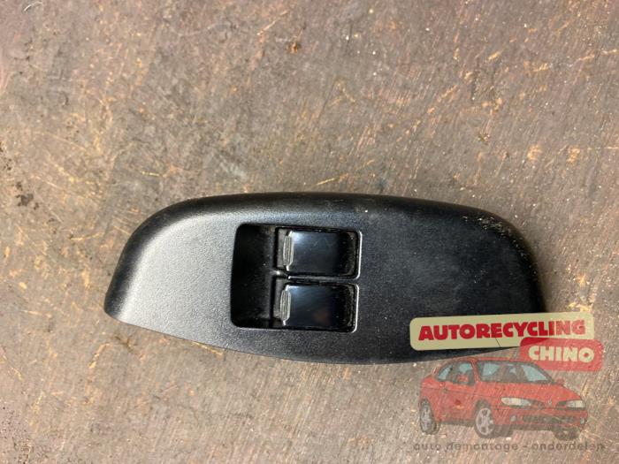 Usados Interruptor de ventanilla eléctrica Chevrolet Kalos (SF48) 1.4 Precio € 10,00 Norma de margen ofrecido por Autorecycling Chino B.V.