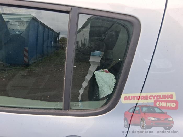 Usados Ventanilla triangular izquierda detrás Renault Modus/Grand Modus (JP) 1.2 16V Precio € 50,00 Norma de margen ofrecido por Autorecycling Chino B.V.