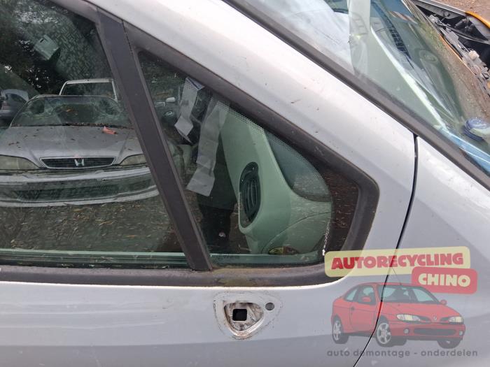 Usados Ventanilla triangular derecha delante Renault Modus/Grand Modus (JP) 1.2 16V Precio € 50,00 Norma de margen ofrecido por Autorecycling Chino B.V.
