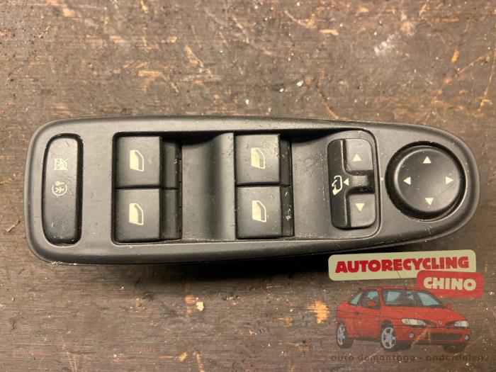 Używane Przelacznik combi okienny Citroen C4 Picasso (UD/UE/UF) 1.6 16V VTi 120 Cena € 25,00 Procedura marży oferowane przez Autorecycling Chino B.V.