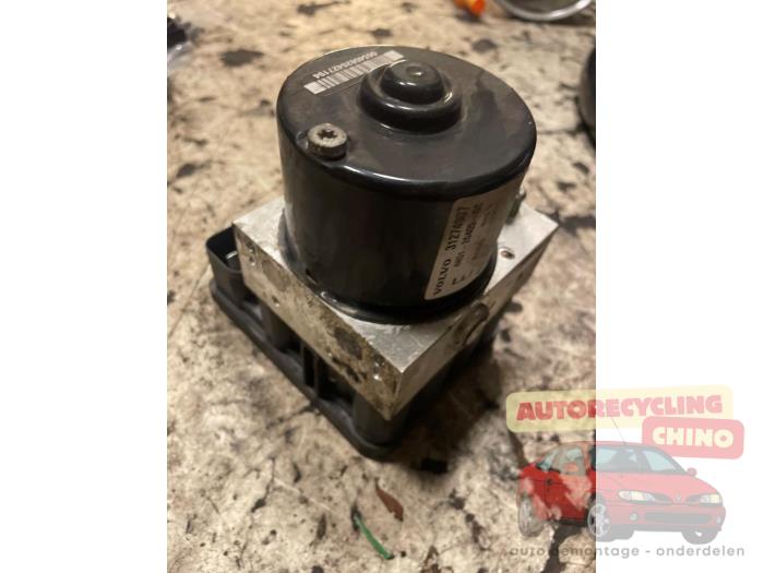 Begagnade ABS-pump Volvo S40 (MS) 1.8 16V Pris € 50,00 Marginaltabell erbjuds av Autorecycling Chino B.V.