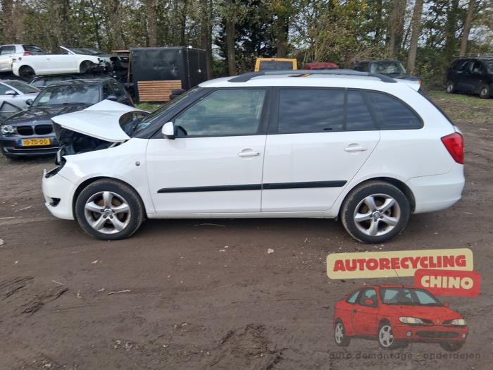 Usados Ventanilla triangular izquierda detrás Skoda Fabia II Combi 1.2 TDI 12V Greenline Precio € 75,00 Norma de margen ofrecido por Autorecycling Chino B.V.