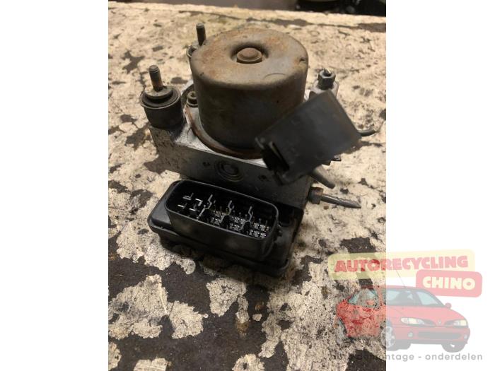 Usagé Bloc ABS Toyota Yaris (P1) 1.3 16V VVT-i Prix € 50,00 Règlement à la marge proposé par Autorecycling Chino B.V.