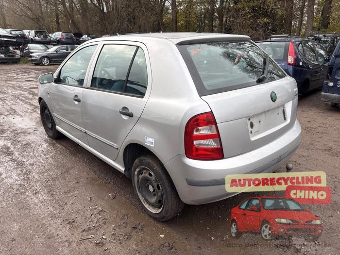Usados Ventanilla triangular izquierda detrás Skoda Fabia (6Y2) 1.4i Precio € 50,00 Norma de margen ofrecido por Autorecycling Chino B.V.