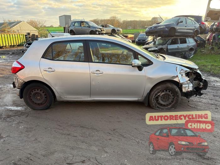 Usados Ventanilla triangular derecha delante Toyota Auris (E15) 1.6 Dual VVT-i 16V Precio € 75,00 Norma de margen ofrecido por Autorecycling Chino B.V.
