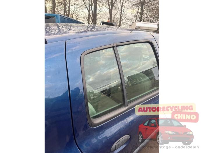 Usados Ventanilla triangular derecha detrás Renault Clio II (BB/CB) 1.4 16V Precio € 50,00 Norma de margen ofrecido por Autorecycling Chino B.V.