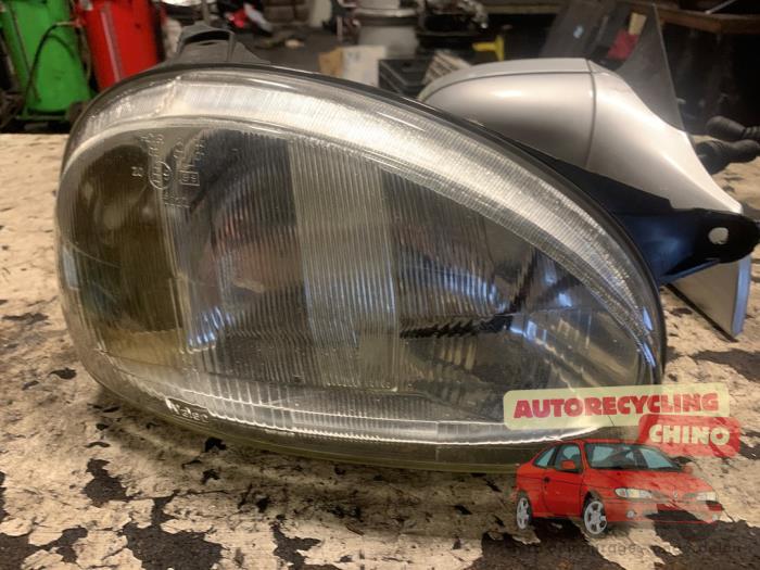 Używane Reflektor prawy Opel Corsa B (73/78/79) 1.2i 16V Cena € 25,00 Procedura marży oferowane przez Autorecycling Chino B.V.