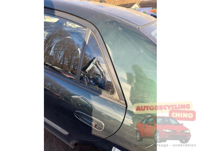 Usados Ventanilla triangular izquierda detrás Mazda 626 (GF12) 1.8i 16V Precio € 50,00 Norma de margen ofrecido por Autorecycling Chino B.V.