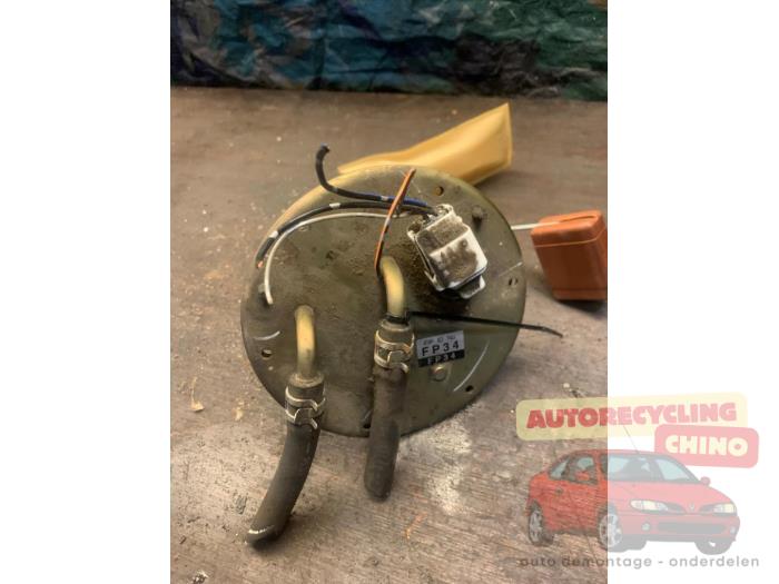 Usagé Pompe essence Mazda 626 (GF12) 1.8i 16V Prix € 50,00 Règlement à la marge proposé par Autorecycling Chino B.V.