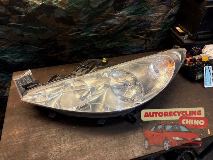 Używane Reflektor lewy Peugeot 207/207+ (WA/WC/WM) 1.6 HDi 16V Cena € 40,00 Procedura marży oferowane przez Autorecycling Chino B.V.