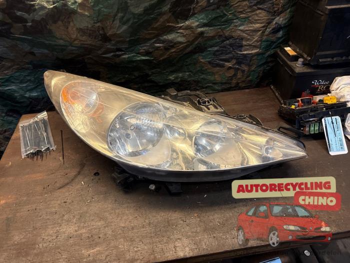 Używane Reflektor prawy Peugeot 207/207+ (WA/WC/WM) 1.6 HDi 16V Cena € 40,00 Procedura marży oferowane przez Autorecycling Chino B.V.
